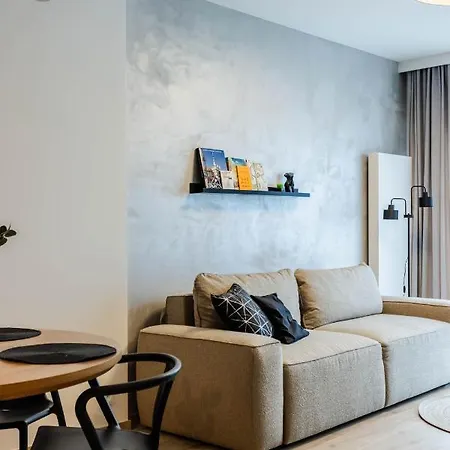Klimatyzowany Very Berry Z Parkingiem W Poznaniu By Renters Apartment Poznan